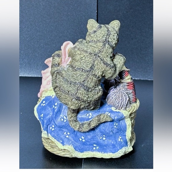 Vintage Mischievous Tabby Cat In Basket Resin Music Box Kitsch Whimsical Kitten - Picture 4 of 8